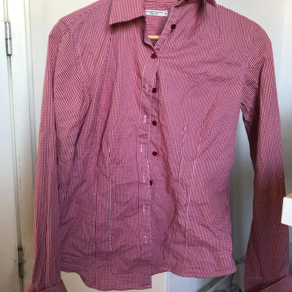 Jättefin vintage röd skjorta/blus! Hör av dig vid frågor 🫶 . Blusar.