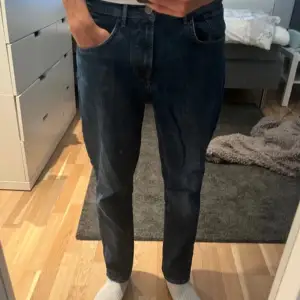 Massimo Dutti jeans Använda Max 5 gånger inga deffekter Nypris 899 Relaxed fit sitter riktigt skönt