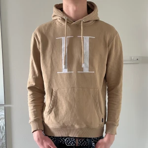 Beige hoodie  - Hej🤗 säljer nu en beige les deux hoodie. Storlek M! Skick 9/10✅ Hör dig vid några frågor!