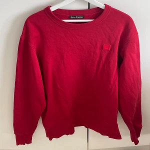 Acne Studios Crew neck - En crewneck från Acne Studios med Facepatch som knappt blivit använd. Storlek medium med en Unisex passform!   Nypris: 2400kr