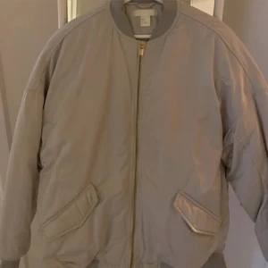 Grå bomberjacka  - Bra