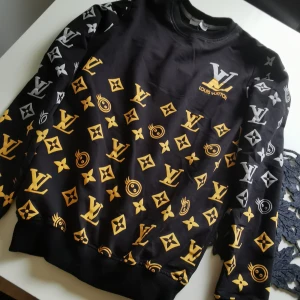 Louis Vuitton tröja - Storlek 176 (XS-S). Inköpt i butik i Kristianstad förra året, upptvättad sen har den bara hängt i garderoben. 