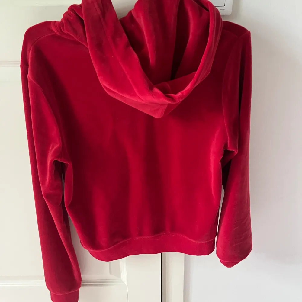 Säljer denna röda juicy couture tröja på grund av att jag inte använder den längre. Storlek M i bra skick . Hoodies.