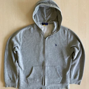 Polo Ralph Lauren Zip  - Jag säljer en snygg Polo Ralph Lauren zip hoodie för bara 300 kr! Den är bra skick men har lite noppor, be om bilder. Inga hål eller fläckar finns. Köptes på Plick men var för liten för mig, är 170cm. Ställ gärna frågor och be om bilder!   Mvh Carl