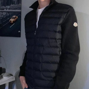 Moncler cardigan  - Moncler cardigan, säljer min Moncler jacka som inte går till användning längre, skön att ha på lite kallare dagar nu på sommaren!Skicket är 9/10 den är helt felfri! 😊