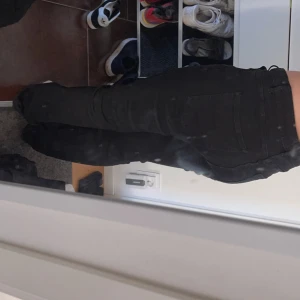 Flare jeans - Högmidjade, flare jeans! Skit snygga och bra kvalitet. (Säljer min mammas och de är förstora för mig) stor storlek men passar 42/44/46, stretchiga 