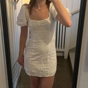 Klänning h&m - Säljer en av mina favoritklänningar då den börjat bli för liten 🥲. Den är superfin och har endast använt den en gång, perfekt nu för student, skolavslutning och midsommar 💓💓