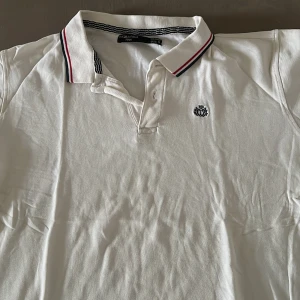 Piké T-shirt  - Vit piké t-shirts från Zalando sparsamt använd storlek M i bra skick, hör av dig vid frågor 