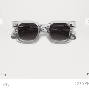 Chimi 04 grey - Säljer mina Chimi solglasögon i modellen 04. Dom har varit sparsamt använda och är i fint skick, det finns pyttesmå repor men det är inget som syns mycket alls✨🤍🌺