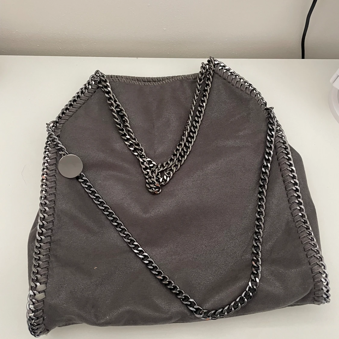 En grå väska med kedjor