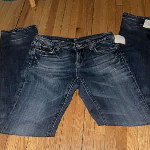 As snygga mörkblåa lowrise miss me jeans köpta i beacon closet i newyork. Dom var omsydda när jag köpte dom men är i bra skick. Kan mötas upp