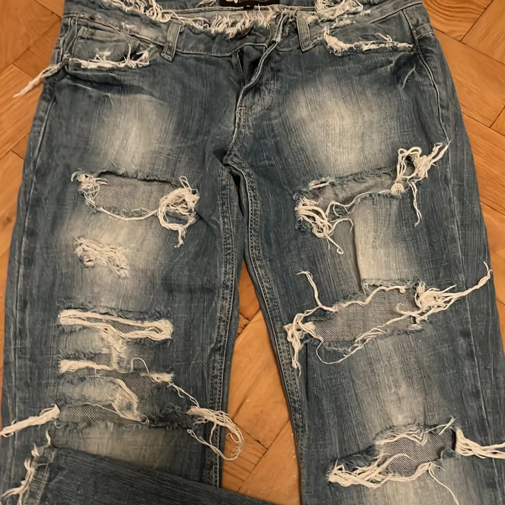 Säljer de coolaste jeansen någonsin. De är perfekta till en fest eller till en basic tröja för att förbättra outfiten! Älskar! De sitter helt perfekt och jag brukar ofta ha strlk 32 eller 32 i jeans. En väldigt cool midja. Passa på! . Jeans & Byxor.