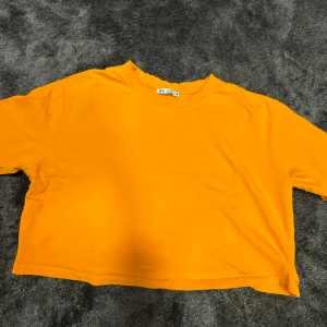 Orange T-shirt/magtröja - Orange tshirt, lite kort 🧡 från Zara 