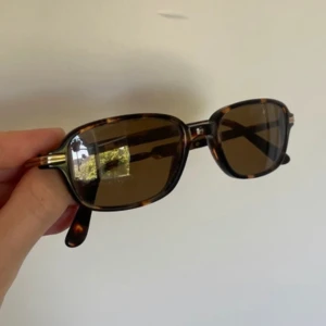 vintage Guess solglasögon - Säljer vidare dessa snygga vintage solglasögonen från Guess som jag köpte på Vinted men som TYVÄRR inte passade mig 😭🩷 Skriv för mått (lånade bilder)