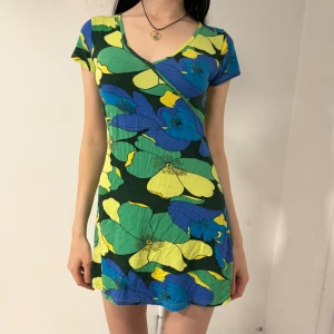 Blommig klänning - Såå fin sommarklänning i skönt material🌺🌺