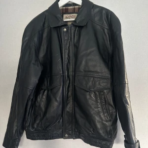 Läderjacka - Köpt på secondhand men aldrig använt! Är storlek 52 men sitter som en L. Perfekt för dig som är S/M men vill ha lite oversized❤️‍🔥