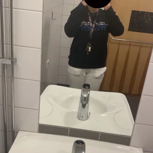 Hugo boss tröja - Super fin Hugo boss tröja täcken på användning vid armen där de är ett hål på varje arm