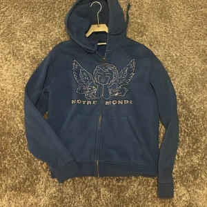 Rhinestone ziphoodie - Säljer denna sjukt snygga rhinestone ziphoodie från märket Notre Monde. Tröjan är i storlek S och i toppen skick. Endast använd vid ett fåtal tillfällen. Vid frågor eller funderingar slå iväg ett meddelande😄