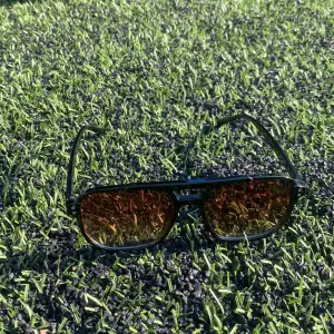Ray-banliknande solglasögon perfekta för sommaren. Använder inte för har andra så du det pris.