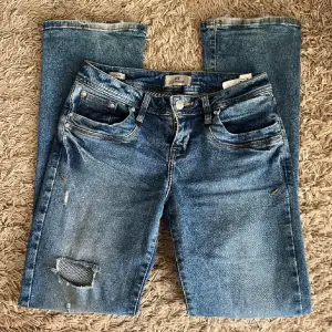 säljer nu mina ltb jeans pågrund av att dom är lite för långa på mig, jag är 160 och dom e lite långa så skulle tro att de passar bra på nån som e ungefär 165, storleken är 27/32 o dom är i bra skick💕 tveka it o höra av dig💕