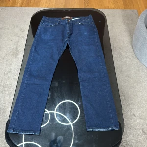 DOLCE&GABBANA VIA SAN DAMIANO 7 MILANO ITALIA  - Skick: medel men inget man märker på byxorna. Storlek 56/34