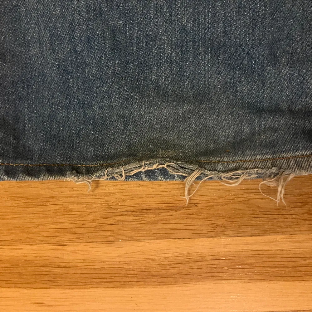 Riktigt coola vintage levi’s jeans. Förmodligen från 70-80 talet, så ett ganska ovanligt fynd. Har lite heeldrag längst nere, men annars är dom i nästan perfekt condition. hmu om du har bud eller frågor . Jeans & Byxor.
