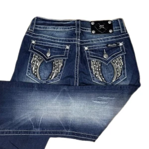 Miss me jeans - Miss me jeans helt utan defekter, använda 2 gånger så dom är som helt nya. Midjemåttet är 38cm rakt över, Ytterbenet är 106cm och innerbenet är 86cm💗 Säljer då dom är för långa för mig