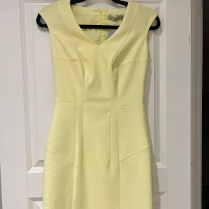 Klänning  - Oanvänd klänning. Klänningen är i storlek 34-36