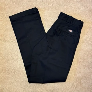 Nya Dickies 874 Svarta Byxor - Dickies byxor i modellen 874, helt nya. Storlek: 31 W, 34 L, Midja: 39 cm Ytterben: 112.5 cm Benöppning: 21 cm