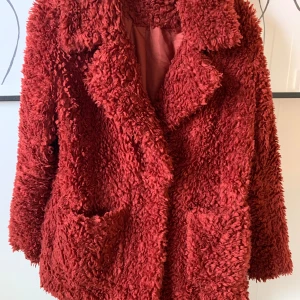 Fluffig jacka - H&M - Fluffig röd/vinröd jacka från H&M. Storlek XS. Färgen är lite mörkare än på bilderna. Lite sliten längst ner på höger sida, se sista två bilderna. I övrigt i fint skick 🌸  