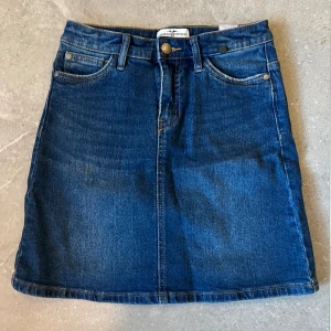 Jättesöt jeanskjol💕 - Fin jeanskjol nu till sommaren💘 Skriv om intresserad💖💖