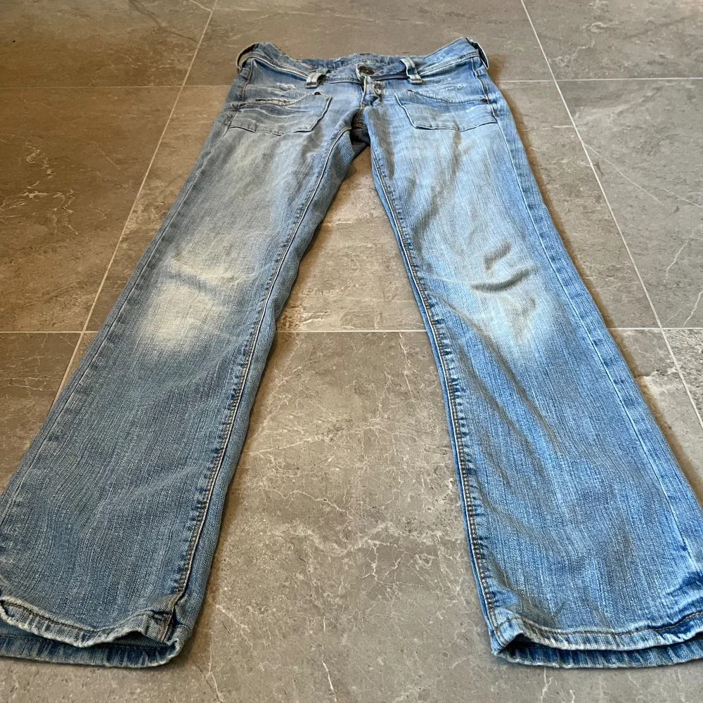 Jättefina ljusblå jeans nu till sommaren💘 Midja rakt över: 38  Innerben: 78 Skriv om intresserad💕pris kan diskuteras💖 . Jeans & Byxor.