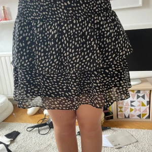 Volangkjol - l från Chelsea! Använd få gånger och i väldigt fint skick! Nypris: 499kr Köparen står för frakten. Använd köp nu funktionen. Hör av dig för fler bilder eller övriga frågor!