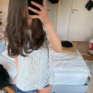 Custommade topp/blus 💕 - Säljer denna jättefina custommade toppen ❤️Skulle säga att den passar S-M även fast det står 40💕 Den är i nyskick och har använts fåtal gånger! Skriv om ni har några frågor! Kan tänka mig diskutera priset vid snabb affär ❤️