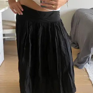 En super snygg lågmidjad lång kjol från lindex som endast blivit använt ett fåtal gånger så väldigt bra skick. Går att matcha med nästan allt.