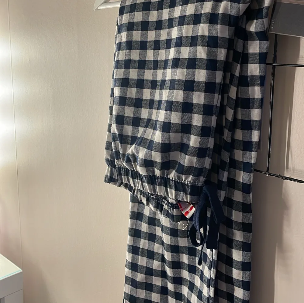 Säljer dessa snygga pyjamasbyxor i marinblått och vitt. Använda fåtal gånger och säljer då dom inte används längre💞 Hör av dig vid frågor eller andra funderingar!. Jeans & Byxor.