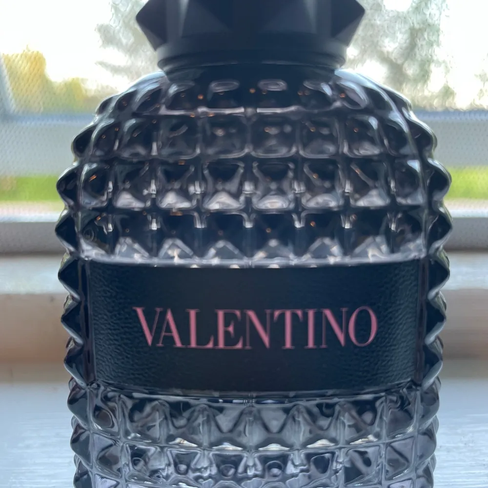 Perfekt doft nu till sommaren Valentino born in Roma! Ungefär 47ml kvar. Köpte den för nån månad sedan. Nypris 700-800kr. Parfym.