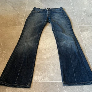 Snygga lågmidjade bootcut jeans❤️ - Jättefina lågmidjade bootcut jeans💖 Midja rakt över: 38 Innerben: 76 Skriv om intresserad💖Pris kan diskuteras💘Köparen står för frakt💕