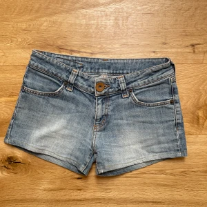 Lågmidjade jeansshorts - Lågmidjade jeansshorts från märket Grawik. Storlek 28, för små på mig med S/M. Passar nog XS/S bättre 💖Hör av er vid frågor! Obs! En liten lös söm i grenen, kan skicka bild!