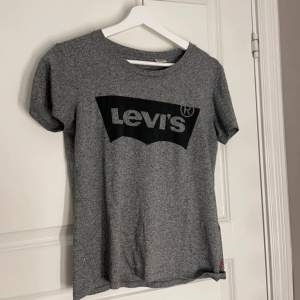 Knappt använd Levi’s tröja. Äkta Stor i storleken