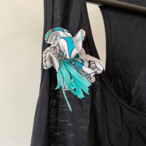 Linne - Ariansarango linne svart med vit rosett 38 cm bredd 53 längd