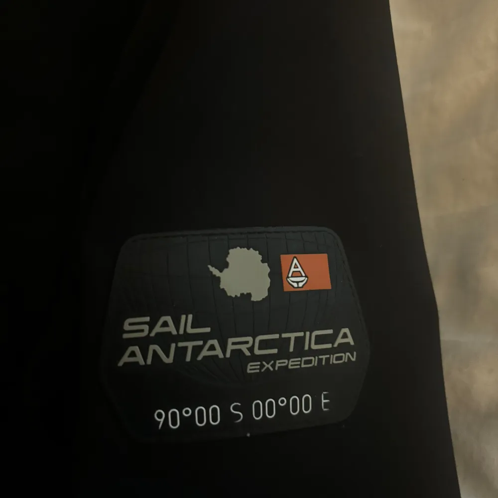säljer sailracing jacka då den inte kommer till användning längre. Välanvänd men ser slitnare ut än vad den är ( ej tvättad på bilderna ) Inga större defekter. Hör av dig privat för fler bilder! Köpt för 2800 , priset kan diskuteras. möts i sthlm. Takit.