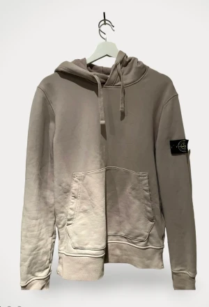 Stone Island Hoodie - Köpt april 2023, har kvar kvitto. Nypris på varan är 3300. Den är använd cirka 4-5 gånger