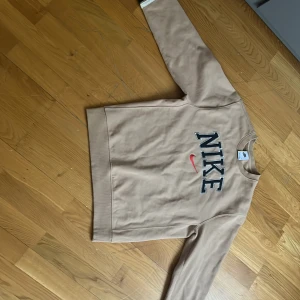 Nike hoodie utan luva - Bra skick aldrig använd, Nike hoodie utan luva, vintage, storlek S. Köpte för 1000 kr men säljer för 300 kr