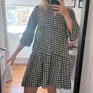 Rutig klänning  - Sååå himla söt rutig klänning! Jätteskön🥰strl s/m. Aldrig använd!!!