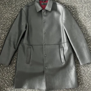 Svart Kappa - Svart Kappa i läderimitation från ASOS, storlek M.