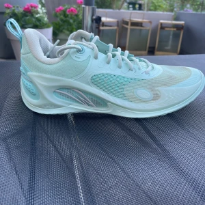 Way of Wade 808 chemical reaction  - Säljer mina Way of Wade i storlek 41,2/3. Använda vid fåtal gånger, och i gott skick!  En grym sko med otrolig traction. Säljer pga för små 😢