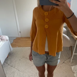 Orange kofta - Jättefin orange kofta med trekvartsärmar💛💛