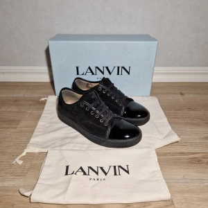 Lanvin Skor  - Tjena! Säljer ett par riktigt schyssta Lanvin skor. Skicket på skorna är 8.5/10. Storleken är uk 7 vilket motsvarar 41-42. Allt på bilden ingår. Har du några frågor eller funderingar så hör av dig // IC_RESELL 
