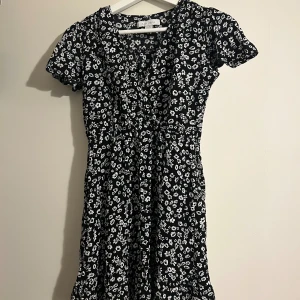 Blommig klänning  - Säljs pga för kort 